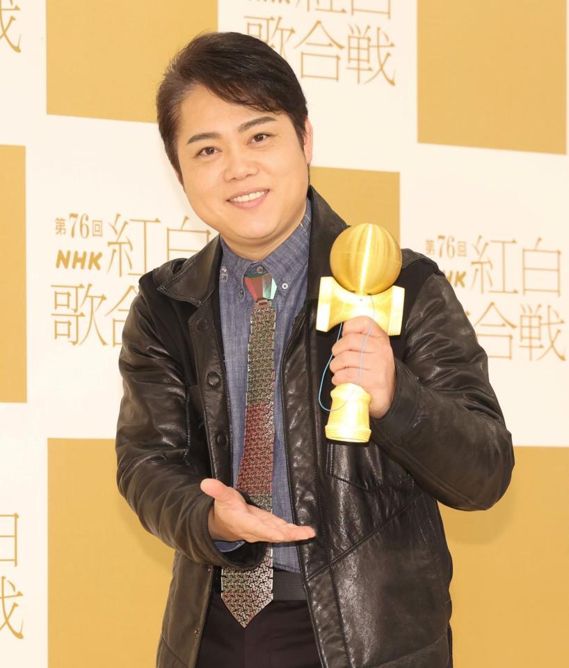 　ポーズを決める三山ひろし（撮影・石井剣太郎）