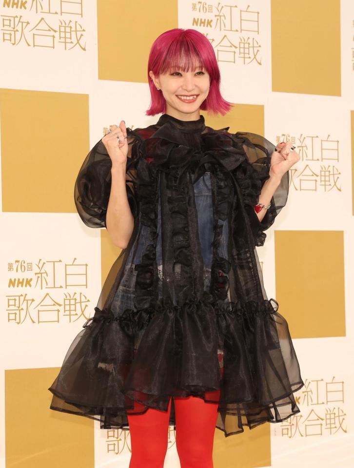 　ポーズを決めるＬｉＳＡ（撮影・石井剣太郎）