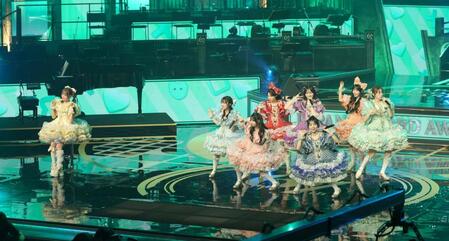 　椅子に座って歌うＣＵＴＩＥ　ＳＴＲＥＥＴの古澤里紗（左端）＝撮影・西岡正