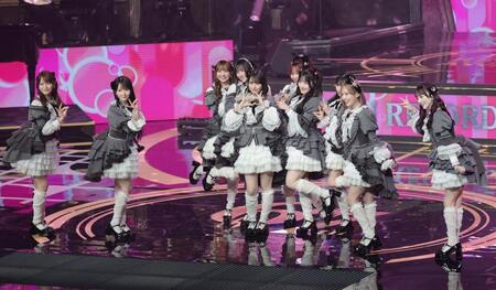 　かわいくポーズを決める＝ＬＯＶＥ（撮影・西岡正）