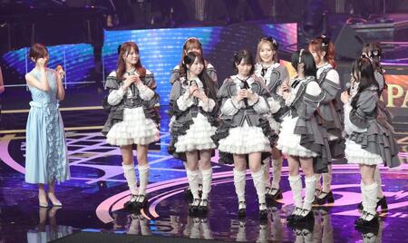 　＝ＬＯＶＥ（右側）のパフォーマンスを見て涙を拭く指原莉乃（左端）