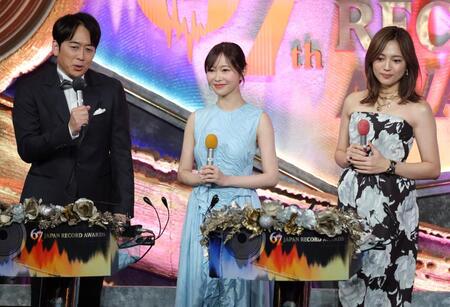 　安住紳一郎アナウンサー（左）と川口春奈（右）に囲まれる指原莉乃（撮影・西岡正）