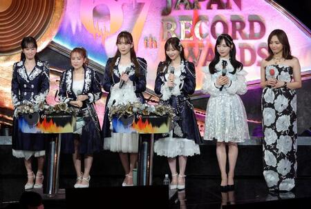 　川口春奈（右端）と並ぶ（左から）前田敦子、高橋みなみ、小嶋陽菜、指原莉乃のＡＫＢ４８ＯＧとＡＫＢ４８の小栗有以（撮影・西岡正）