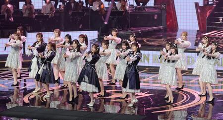 　（前列左から）小嶋陽菜、高橋みなみ、１人おいて指原莉乃、前田敦子のＯＧと「恋するフォーチュンクッキー」を歌う小栗有以（中央左）らＡＫＢ４８（撮影・西岡正）