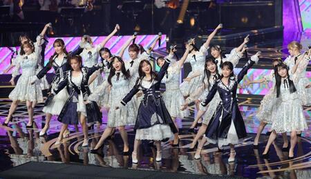 　指原莉乃（中央）らＯＧと「恋するフォーチュンクッキー」を歌うＡＫＢ４８（撮影・西岡正）