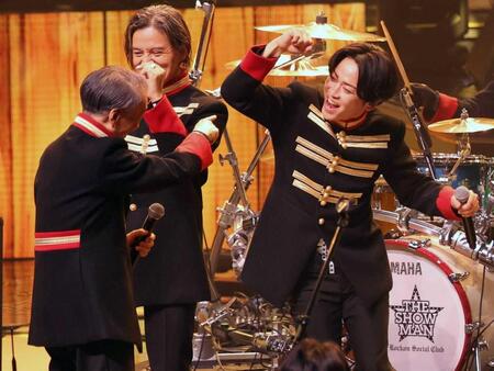 　堺正章（左）とノリノリでタッチする亀梨和也