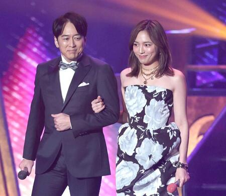 　司会を務める安住紳一郎アナ（左）と川口春奈