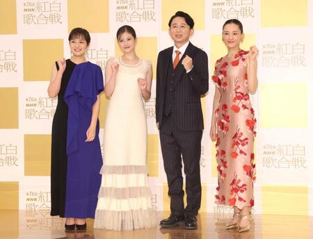 　司会を務める（左から）鈴木奈穂子アナ、今田美桜、有吉弘行、綾瀬はるか（撮影・石井剣太郎）