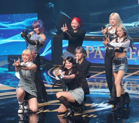 　「Ｂｌｕｅ　Ｊｅａｎｓ」を歌うＨＡＮＡ（撮影・西岡正）