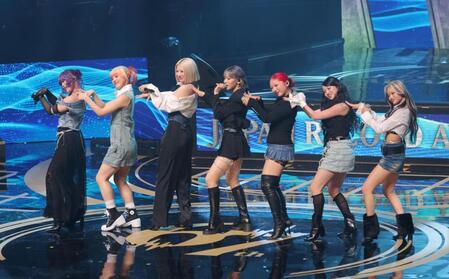 　「Ｂｌｕｅ　Ｊｅａｎｓ」を歌うＨＡＮＡ（撮影・西岡正）