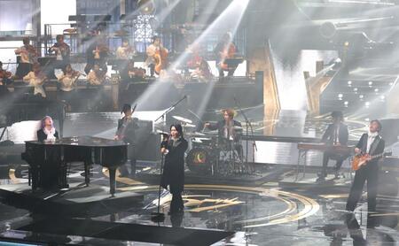 　オーケストラを背に「ダーリン」を披露するＭｒｓ．　ＧＲＥＥＮ　ＡＰＰＬＥ（撮影・西岡正）