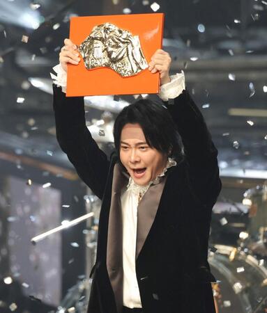 　楯を掲げ３連覇を喜ぶＭｒｓ．　ＧＲＥＥＮ　ＡＰＰＬＥの大森元貴（撮影・西岡正）