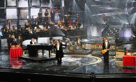 　３連覇した楯に囲まれながら熱唱するＭｒｓ．　ＧＲＥＥＮ　ＡＰＰＬＥ（撮影・西岡正）