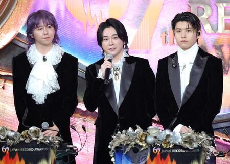 　あいさつするＭｒｓ．　ＧＲＥＥＮ　ＡＰＰＬＥの（左から）藤澤涼架、大森元貴、若井滉斗