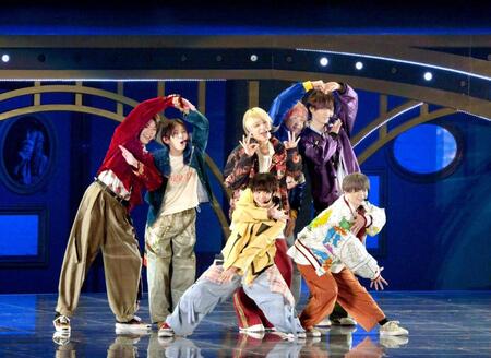 　新曲「ハニカミ」を初披露したＨｅｙ！　Ｓａｙ！　ＪＵＭＰの（前列左から）有岡大貴、知念侑李（後列同）高木雄也、山田涼介、伊野尾慧、八乙女光、薮宏太（撮影・伊藤笙子）