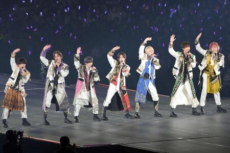 　毎年恒例の東京ドーム公演で観客を魅了するＨｅｙ！　Ｓａｙ！　ＪＵＭＰの（左から）有岡大貴、高木雄也、知念侑李、山田涼介、伊野尾慧、薮宏太、八乙女光（撮影・伊藤笙子）