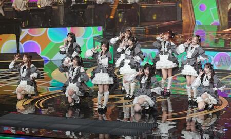 　「とくべチュ、して」を歌う＝ＬＯＶＥ（撮影・西岡正）