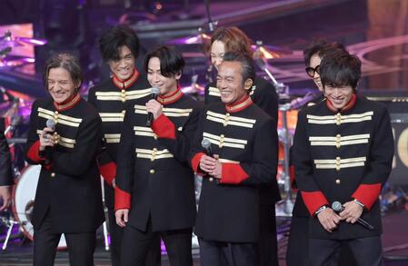 　ステージ上で笑顔を見せる亀梨和也（中央左）とＲｏｃｋｏｎ　Ｓｏｃｉａｌ　Ｃｌｕｂ（撮影・西岡正）