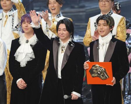 　３連覇を達成し喜ぶＭｒｓ．　ＧＲＥＥＮ　ＡＰＰＬＥの（左から）藤澤涼架、大森元貴、若井滉斗＝３０日