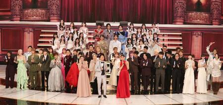 　登場した（前列左から）今田美桜、有吉弘行、綾瀬はるか、Ｍｒｓ．　ＧＲＥＥＮ　ＡＰＰＬＥ（２列目中央右側）ら（撮影・石井剣太郎）