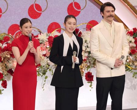 　壇上に並ぶ（左から）今田美桜、高石あかり、トミー・バストウ（撮影・石井剣太郎）