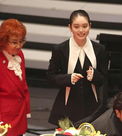 　ほほ笑む高石あかり（右）と野沢雅子（撮影・石井剣太郎）