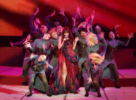 　「革命道中　－　Ｏｎ　Ｔｈｅ　Ｗａｙ」を歌うアイナ・ジ・エンド（中央）＝撮影・石井剣太郎