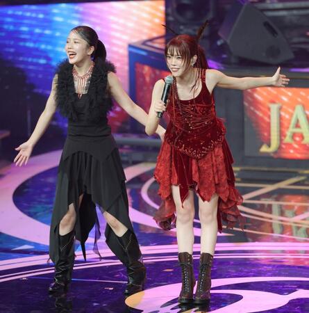 　レコード大賞ではダンサーの妹（左）と共演したアイナ・ジ・エンド＝３０日