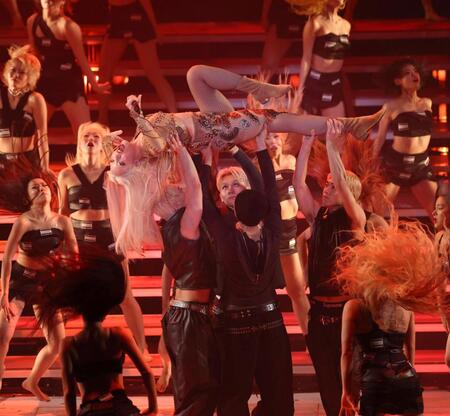 　妖艶に舞う、ちゃんみな（中央）＝撮影・石井剣太郎