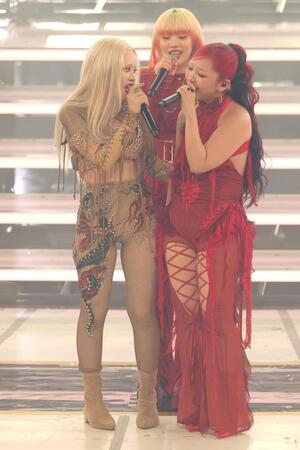 　ＨＡＮＡと共演するちゃんみな（左）＝撮影・石井剣太郎