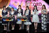 　川口春奈（右端）と並ぶ（左から）前田敦子、高橋みなみ、小嶋陽菜、指原莉乃のＡＫＢ４８ＯＧとＡＫＢ４８の小栗有以（撮影・西岡正）