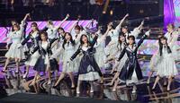 　指原莉乃（中央）らＯＧと「恋するフォーチュンクッキー」を歌うＡＫＢ４８（撮影・西岡正）