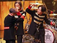 　堺正章（左）とノリノリでタッチする亀梨和也