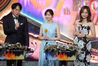 　安住紳一郎アナウンサー（左）と川口春奈（右）に囲まれる指原莉乃（撮影・西岡正）