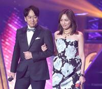 　司会を務める安住紳一郎アナ（左）と川口春奈