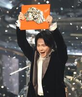 　楯を掲げ３連覇を喜ぶＭｒｓ．　ＧＲＥＥＮ　ＡＰＰＬＥの大森元貴（撮影・西岡正）