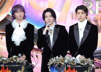 　あいさつするＭｒｓ．　ＧＲＥＥＮ　ＡＰＰＬＥの（左から）藤澤涼架、大森元貴、若井滉斗