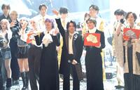 　３連覇を喜ぶＭｒｓ．　ＧＲＥＥＮ　ＡＰＰＬＥと最優秀新人賞のＨＡＮＡ（左側）＝撮影・西岡正