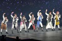 　毎年恒例の東京ドーム公演で観客を魅了するＨｅｙ！　Ｓａｙ！　ＪＵＭＰの（左から）有岡大貴、高木雄也、知念侑李、山田涼介、伊野尾慧、薮宏太、八乙女光（撮影・伊藤笙子）