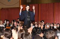 　花道を通って登壇する吉沢亮（撮影・持木克友）