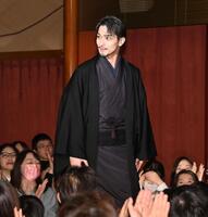 　花道を通って登壇する横浜流星（撮影・持木克友）