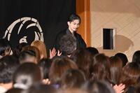 　歌舞伎座の鳥屋口から入場する横浜流星（撮影・持木克友）