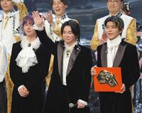 　３連覇を達成し喜ぶＭｒｓ．　ＧＲＥＥＮ　ＡＰＰＬＥの（左から）藤澤涼架、大森元貴、若井滉斗＝３０日