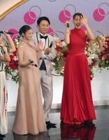 　笑顔を見せる綾瀬はるか（右）、（左から）今田美桜、有吉弘行（撮影・石井剣太郎）