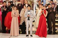 　司会を務める（左から）今田美桜、有吉弘行、綾瀬はるか（撮影・石井剣太郎）