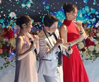 　Ｍ！ＬＫの曲に合わせて“イイじゃん”ポーズを決める（左から）今田美桜、有吉弘行、綾瀬はるか（撮影・石井剣太郎）