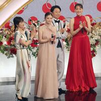 　笑顔の（左から）鈴木奈穂子アナ、今田美桜、有吉弘行、綾瀬はるか（撮影・石井剣太郎）