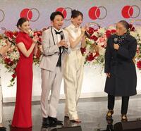 　衣装替えで登場した（左から）今田美桜、有吉弘行、綾瀬はるかと堺正章（撮影・石井剣太郎）