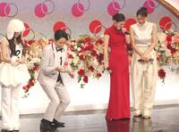 　けん玉をする有吉弘行（左から２人目）を見て、笑う（右から）綾瀬はるかと今田美桜（撮影・石井剣太郎）