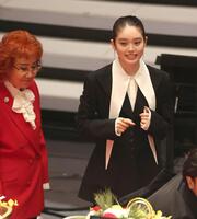 　ほほ笑む高石あかり（右）と野沢雅子（撮影・石井剣太郎）